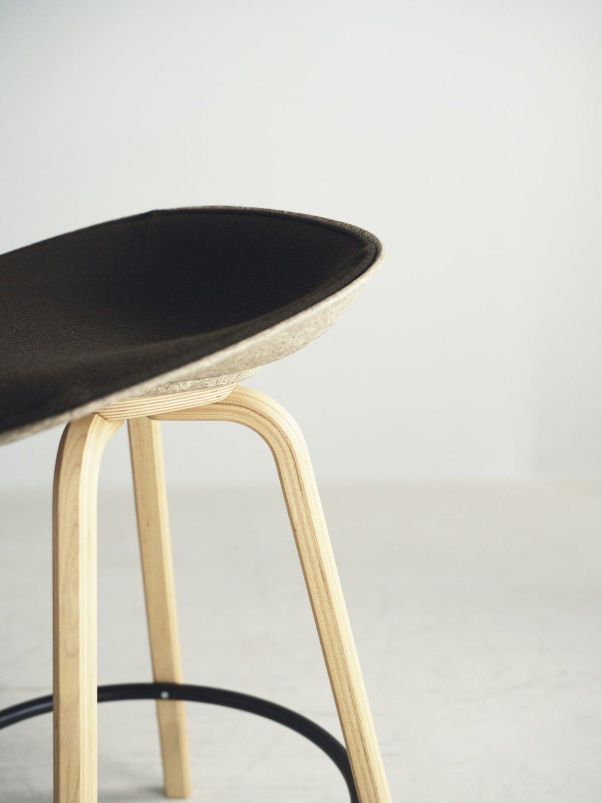 Barstuhl der Serie Mat von Normann Copenhagen mit vollgepolsterter Sitzschale aus Buchenholz, Gestell in Creme, runde Form.