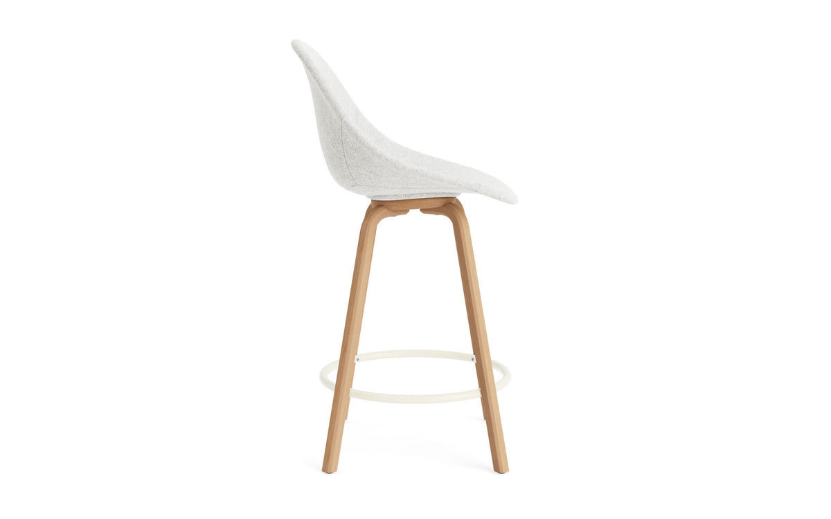 Mat Barstuhl 65 cm vollpolster Buchenholz/creme in Hallingdal 110 präsentiert im Onlineshop von KAQTU Design AG. Barstuhl ist von Normann Copenhagen