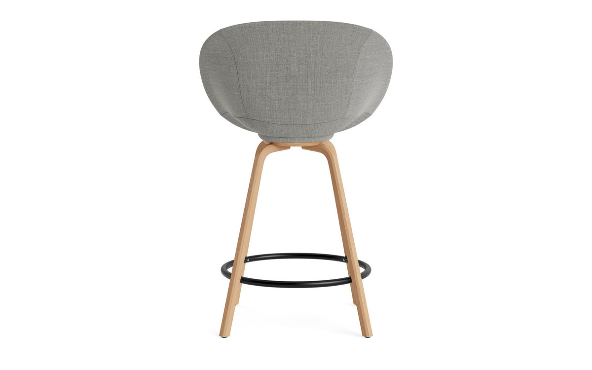 Mat Barstuhl mit Armlehne 65 vollpolster Buchenholz/schwarz in Remix 133 präsentiert im Onlineshop von KAQTU Design AG. Barstuhl ist von Normann Copenhagen