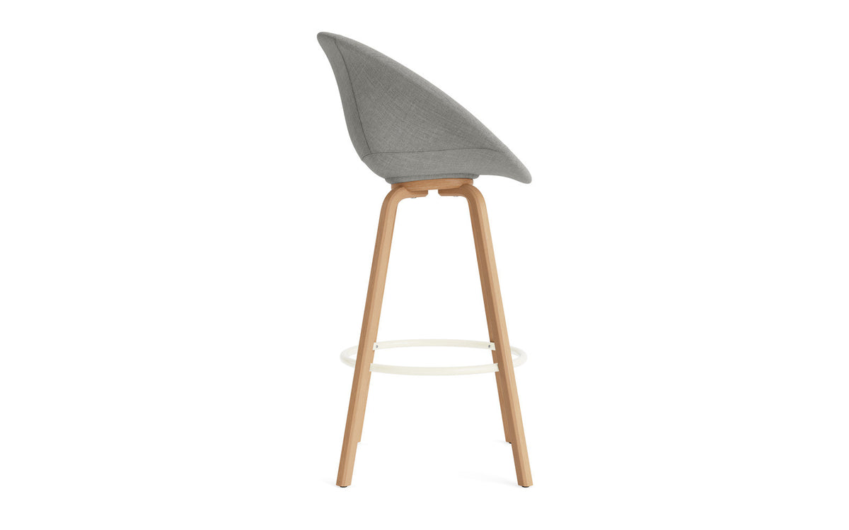 Mat Barstuhl mit Armlehne 75 cm vollpolster Buchenholz/creme in Remix 133 präsentiert im Onlineshop von KAQTU Design AG. Barstuhl ist von Normann Copenhagen