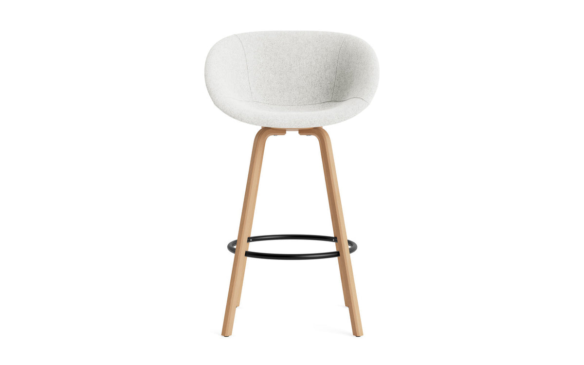 Mat Barstuhl mit Armlehne 75 cm vollpolster Buchenholz/schwarz in Hallingdal 110 präsentiert im Onlineshop von KAQTU Design AG. Barstuhl ist von Normann Copenhagen