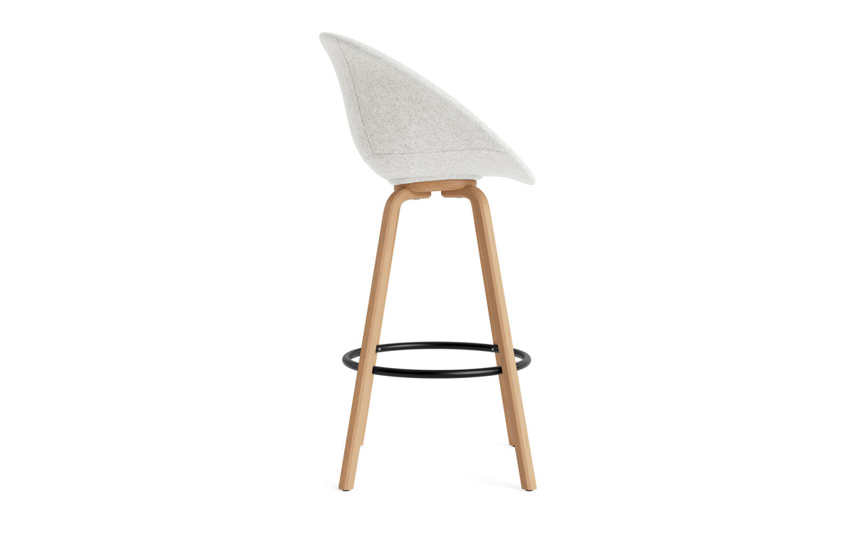 Mat Barstuhl mit Armlehne 75 cm vollpolster Buchenholz/schwarz in Hallingdal 110 präsentiert im Onlineshop von KAQTU Design AG. Barstuhl ist von Normann Copenhagen