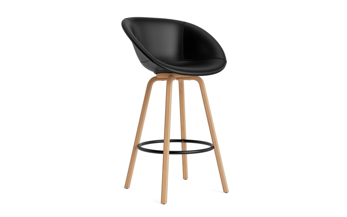 Mat Barstuhl mit Armlehne 75 cm vollpolster Buchenholz/schwarz in Ultra 41599 präsentiert im Onlineshop von KAQTU Design AG. Barstuhl ist von Normann Copenhagen