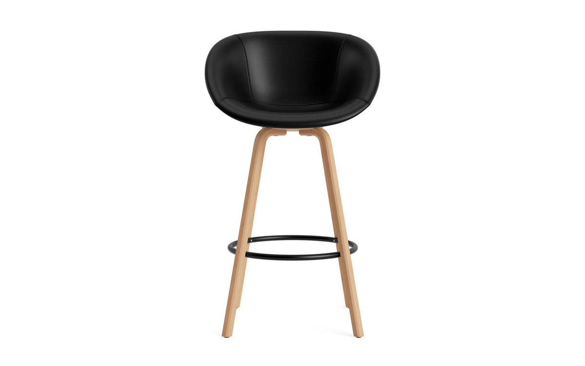 Mat Barstuhl mit Armlehne 75 cm vollpolster Buchenholz/schwarz in Ultra 41599 präsentiert im Onlineshop von KAQTU Design AG. Barstuhl ist von Normann Copenhagen