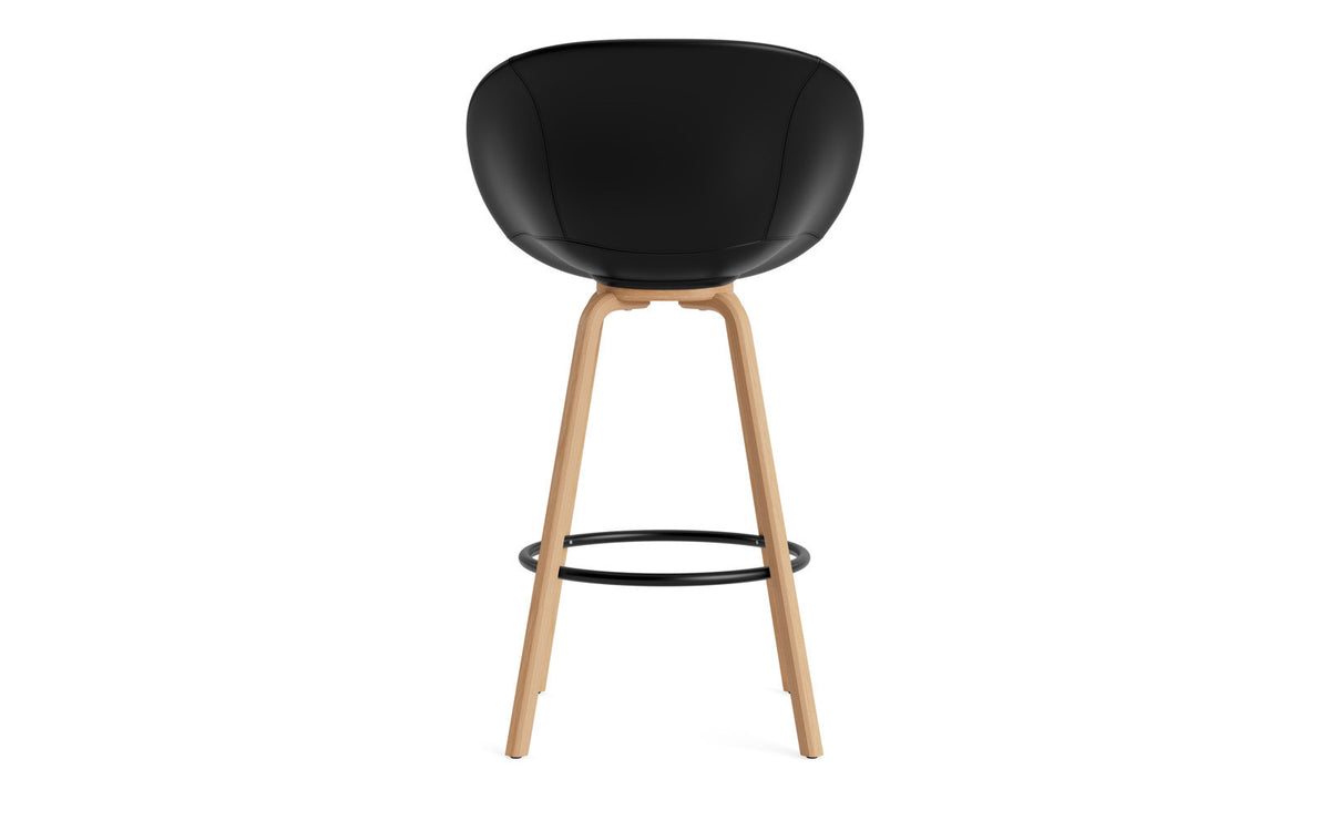 Mat Barstuhl mit Armlehne 75 cm vollpolster Buchenholz/schwarz in Ultra 41599 präsentiert im Onlineshop von KAQTU Design AG. Barstuhl ist von Normann Copenhagen