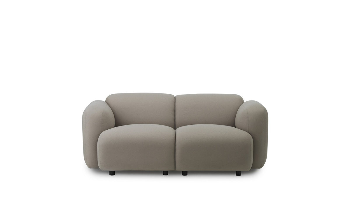 Swell 2-Sitzer Sofa von Normann Copenhagen in Stoff Aquarius JA409, geschwungene Form, Beine aus bemaltem Eschenholz.
