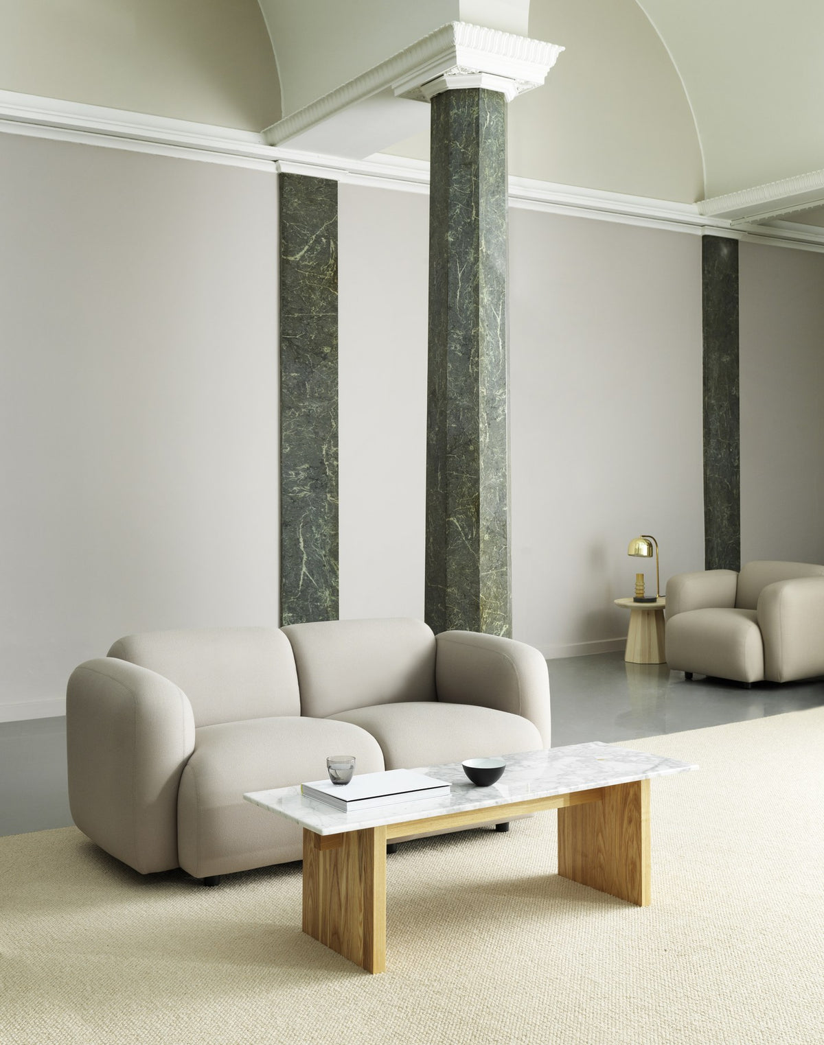 Swell 2-Sitzer Sofa von Normann Copenhagen in Stoff Aquarius JA409, geschwungene Form, Beine aus bemaltem Eschenholz.