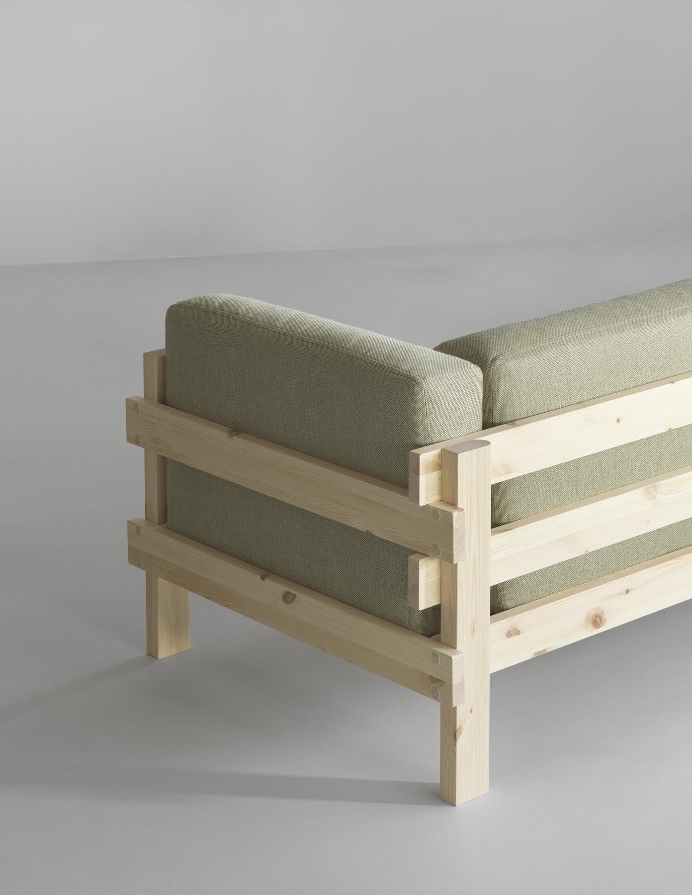 Entdecke das Kube Sofa 3-Sitzer von Normann Copenhagen: modernes Design, FSC-zertifiziertes Kiefernholz und anpassbare Polster für jeden Raum.