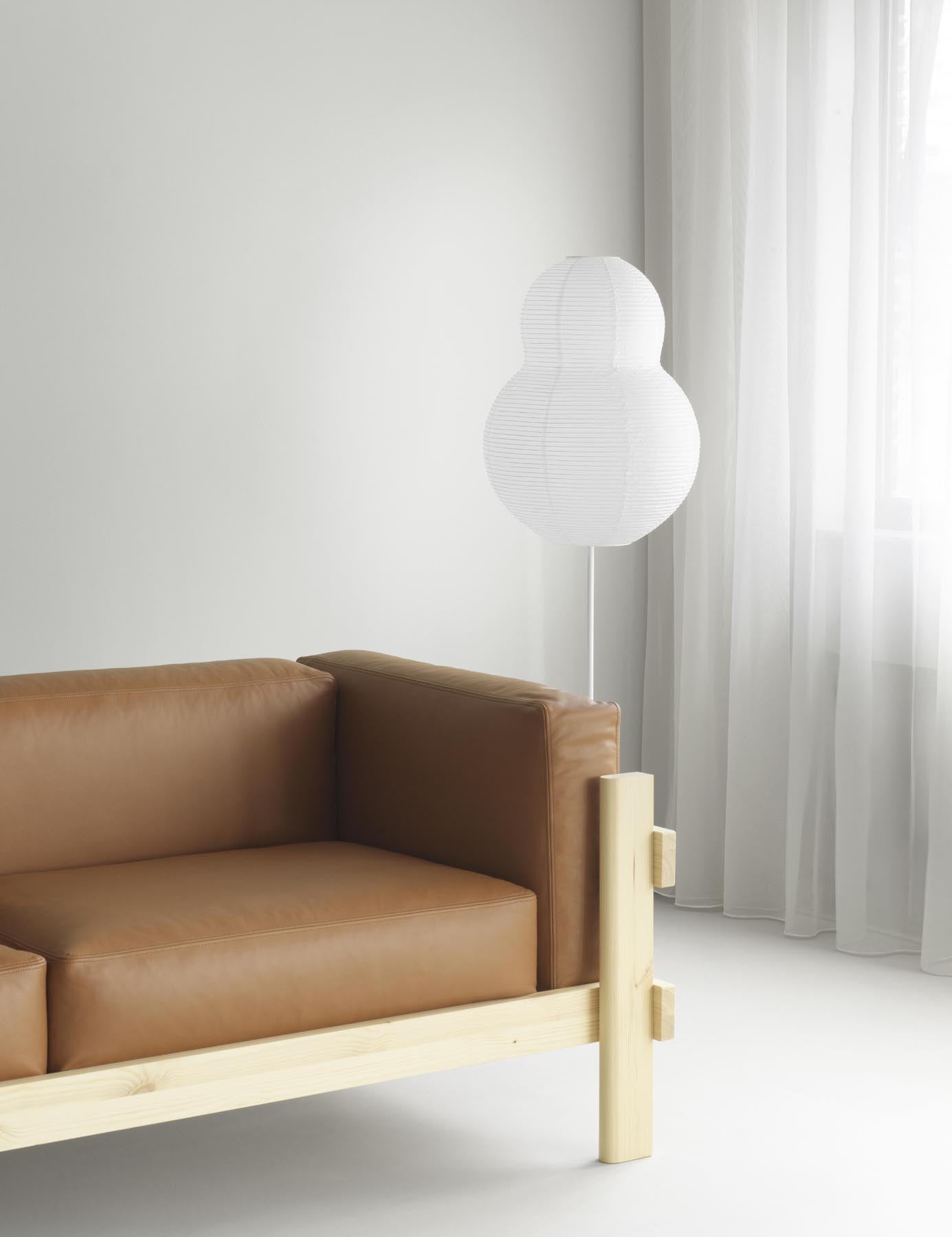 Entdecke das Kube Sofa 3-Sitzer von Normann Copenhagen: modernes Design, hochwertige Kiefer und anpassbare Polster für jeden Einrichtungsstil.