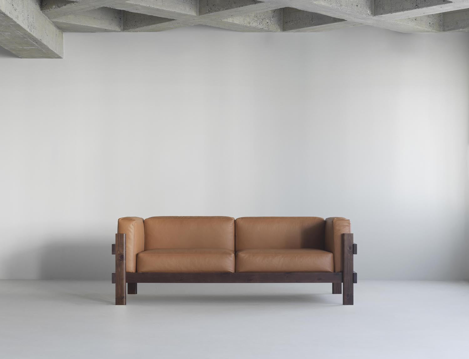 Erlebe das Kube Sofa 3-Sitzer in Dunkelbraun von Normann Copenhagen – ein stilvolles Möbelstück, das Komfort und Eleganz vereint.