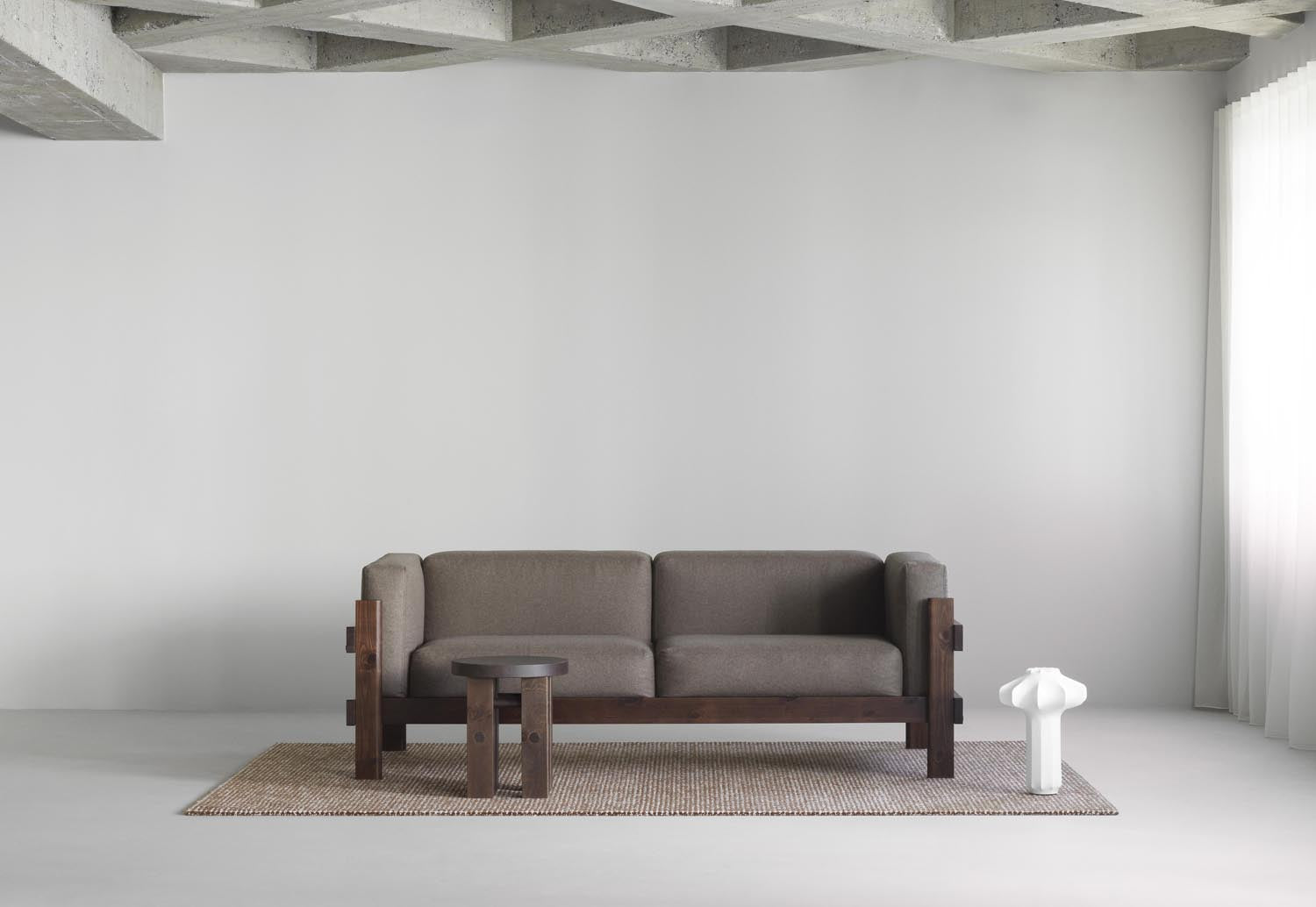 Erlebe das Kube Sofa 3-Sitzer in Dunkelbraun von Normann Copenhagen – ein stilvolles Möbelstück, das Komfort und zeitloses Design vereint.