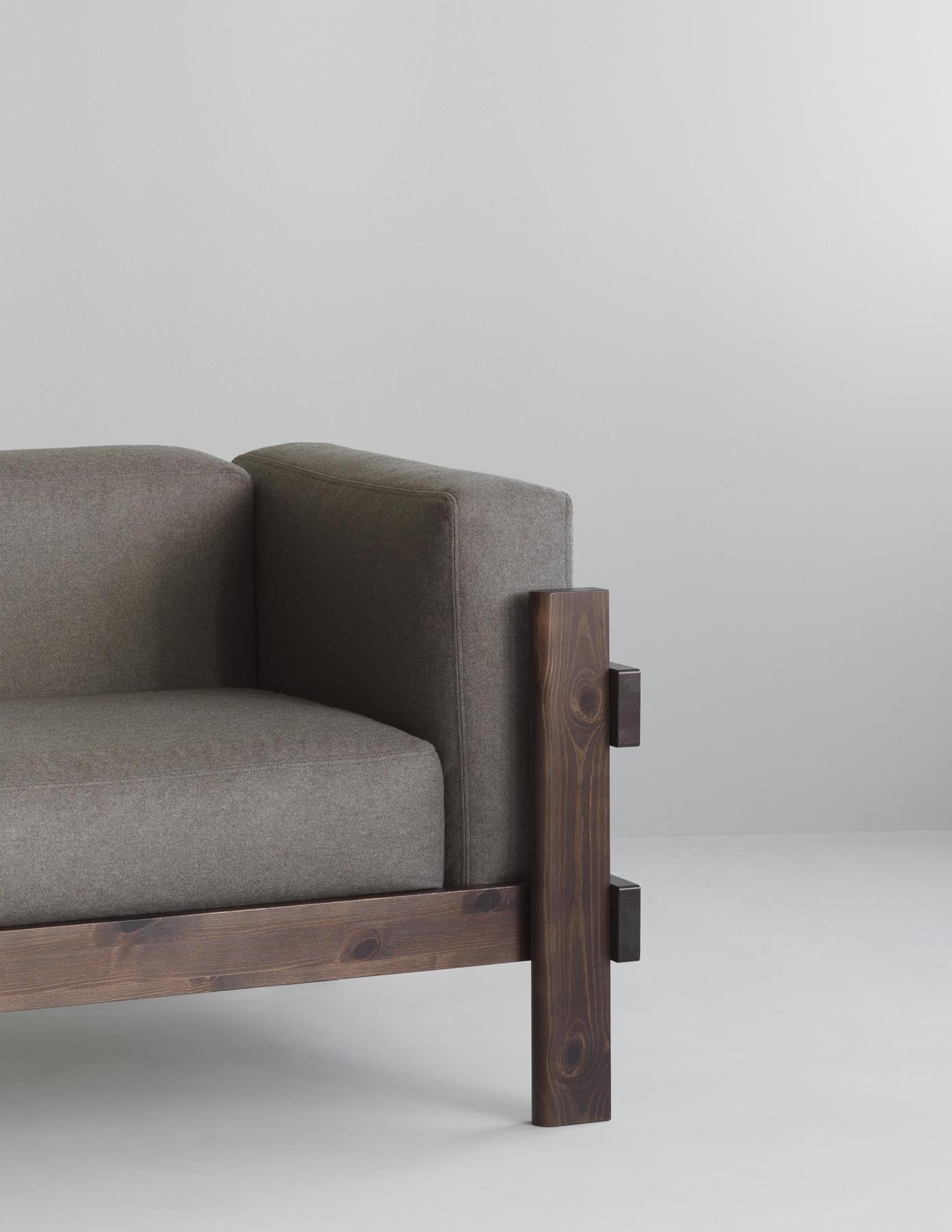 Erlebe das Kube Sofa 3-Sitzer in Dunkelbraun von Normann Copenhagen – ein stilvolles Möbelstück, das modernes Design und höchsten Komfort vereint.