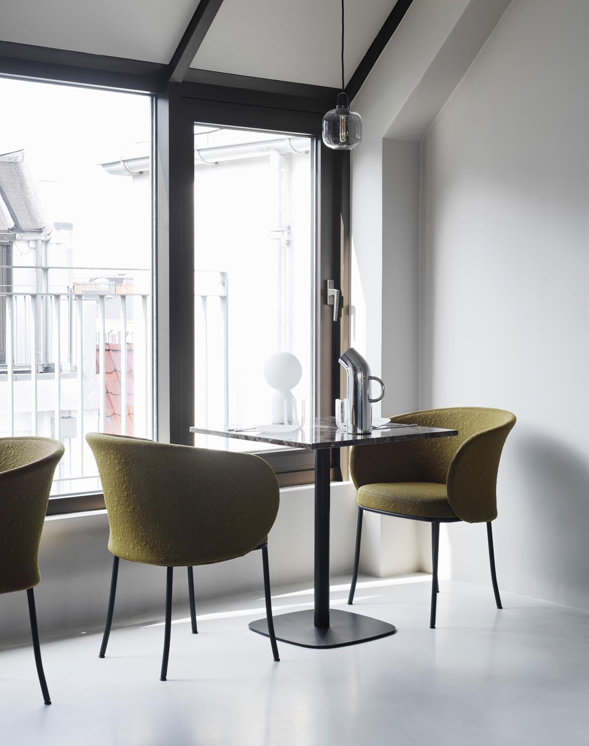 Knit Armchair Black Steel in Sand präsentiert im Onlineshop von KAQTU Design AG. Stuhl ist von Normann Copenhagen