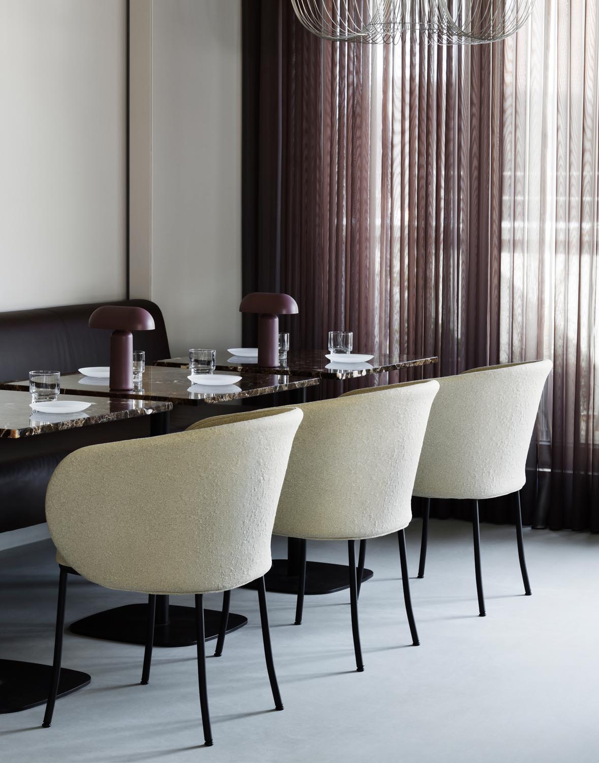 Knit Armchair Black Steel in Sand präsentiert im Onlineshop von KAQTU Design AG. Stuhl ist von Normann Copenhagen