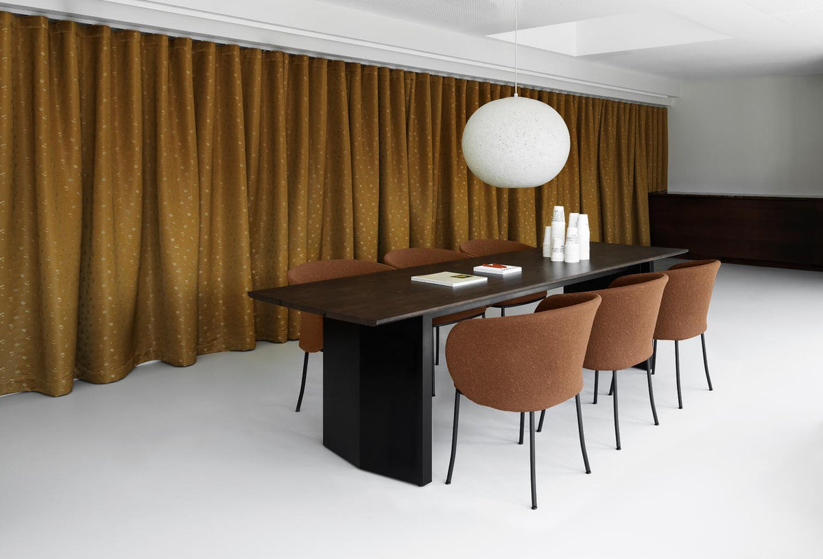 Knit Armchair Black Steel in Brandy präsentiert im Onlineshop von KAQTU Design AG. Stuhl ist von Normann Copenhagen