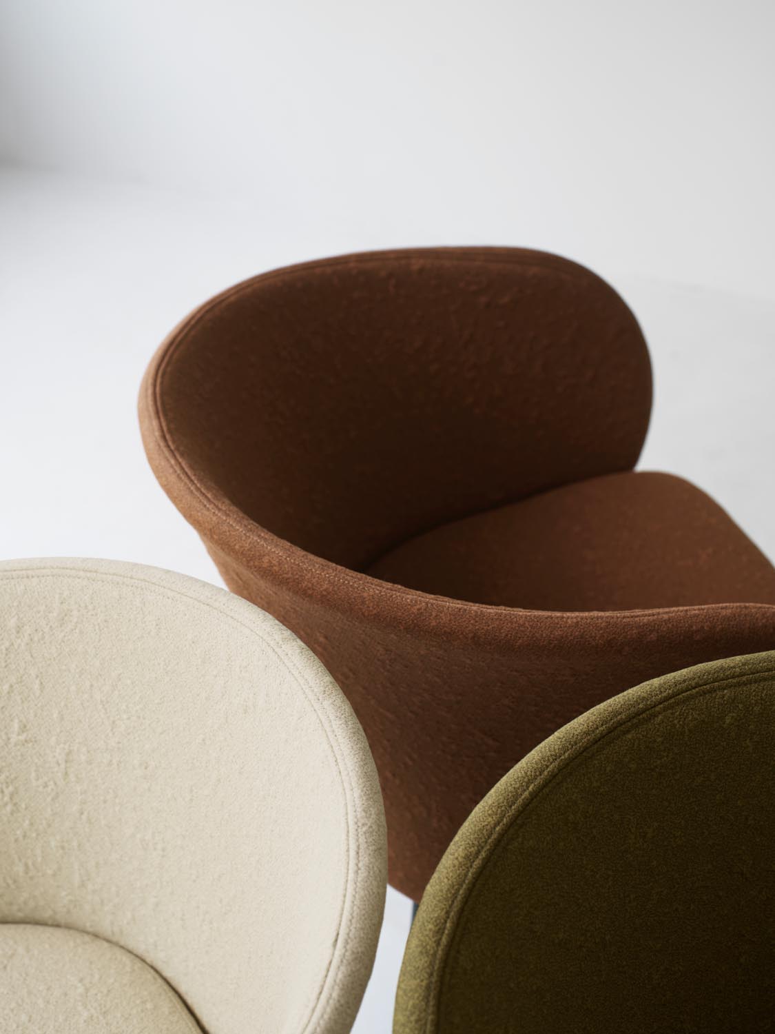 Knit Armchair Black Steel in Brandy präsentiert im Onlineshop von KAQTU Design AG. Stuhl ist von Normann Copenhagen