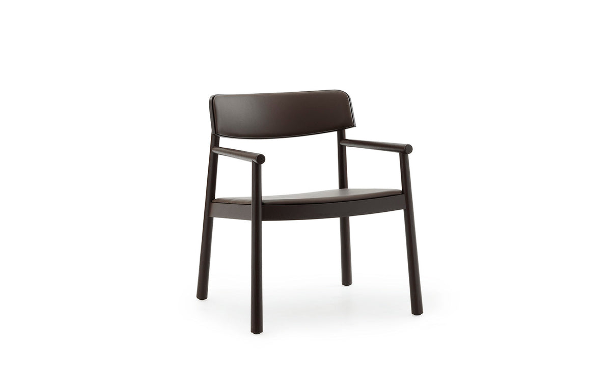Timb Loungesessel mit Armlehnen von Normann Copenhagen, Schale aus lackiertem Eschenholz, Sitz und Rückenlehne gepolstert mit braunem Leder.