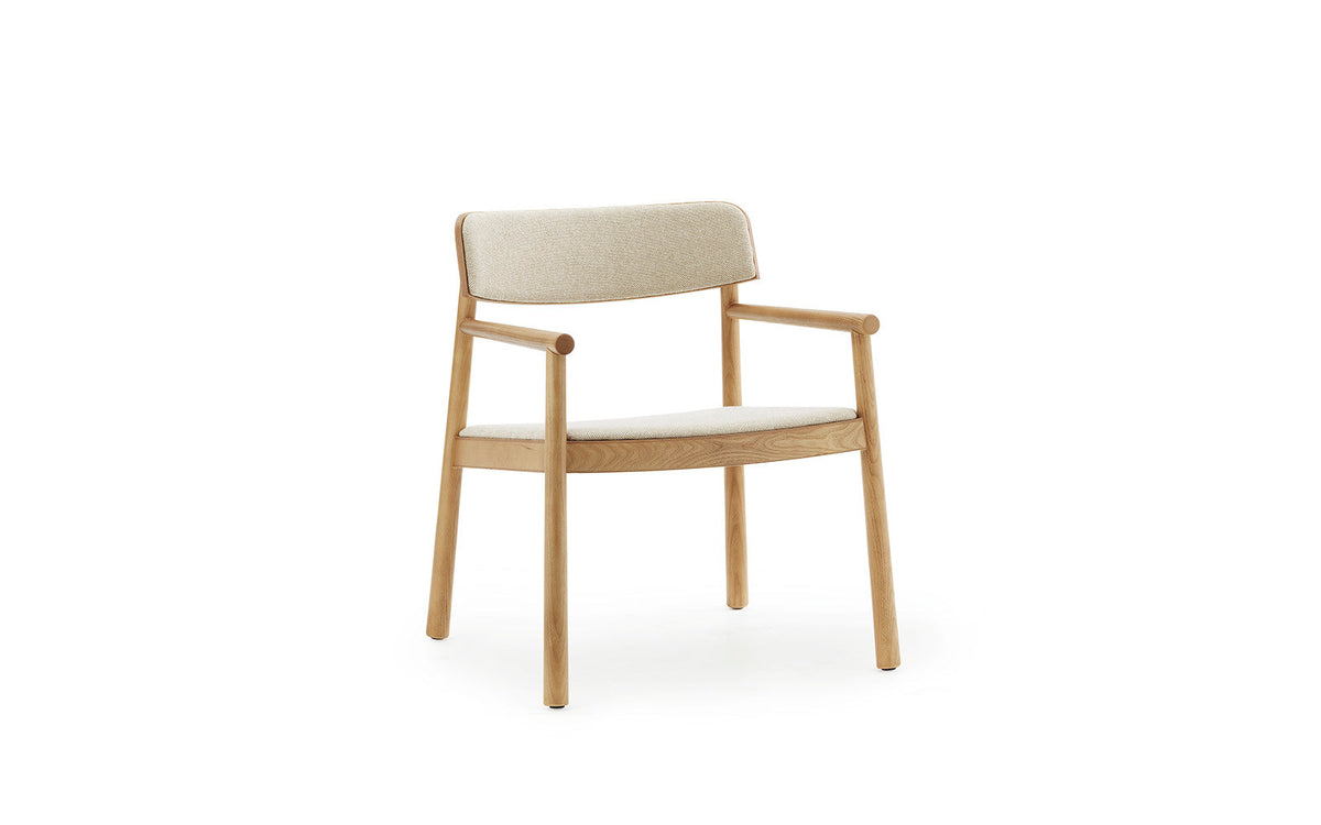 Timb Loungesessel mit Armlehnen von Normann Copenhagen, Schale aus lackiertem Eschenholz, Sitz und Rückenlehne gepolstert mit braunem Leder.