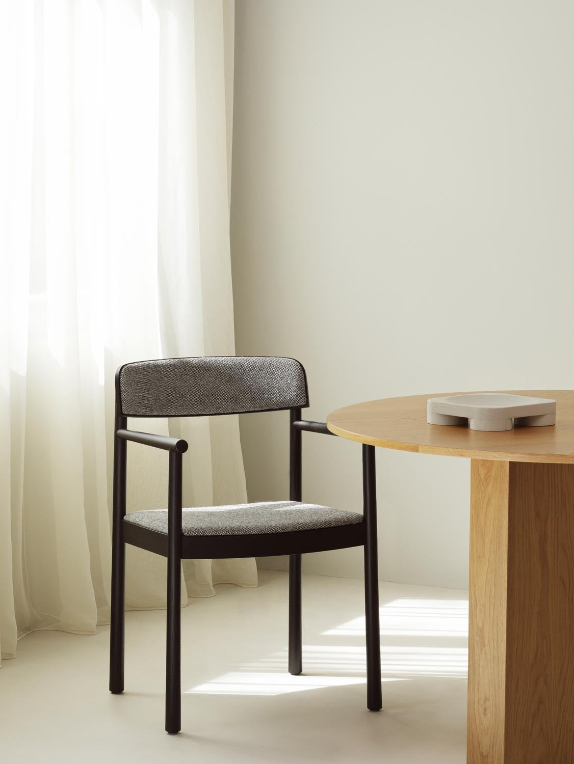Timb Loungesessel Upholstery in Black / Hallingdal 166 präsentiert im Onlineshop von KAQTU Design AG. Sessel ist von Normann Copenhagen