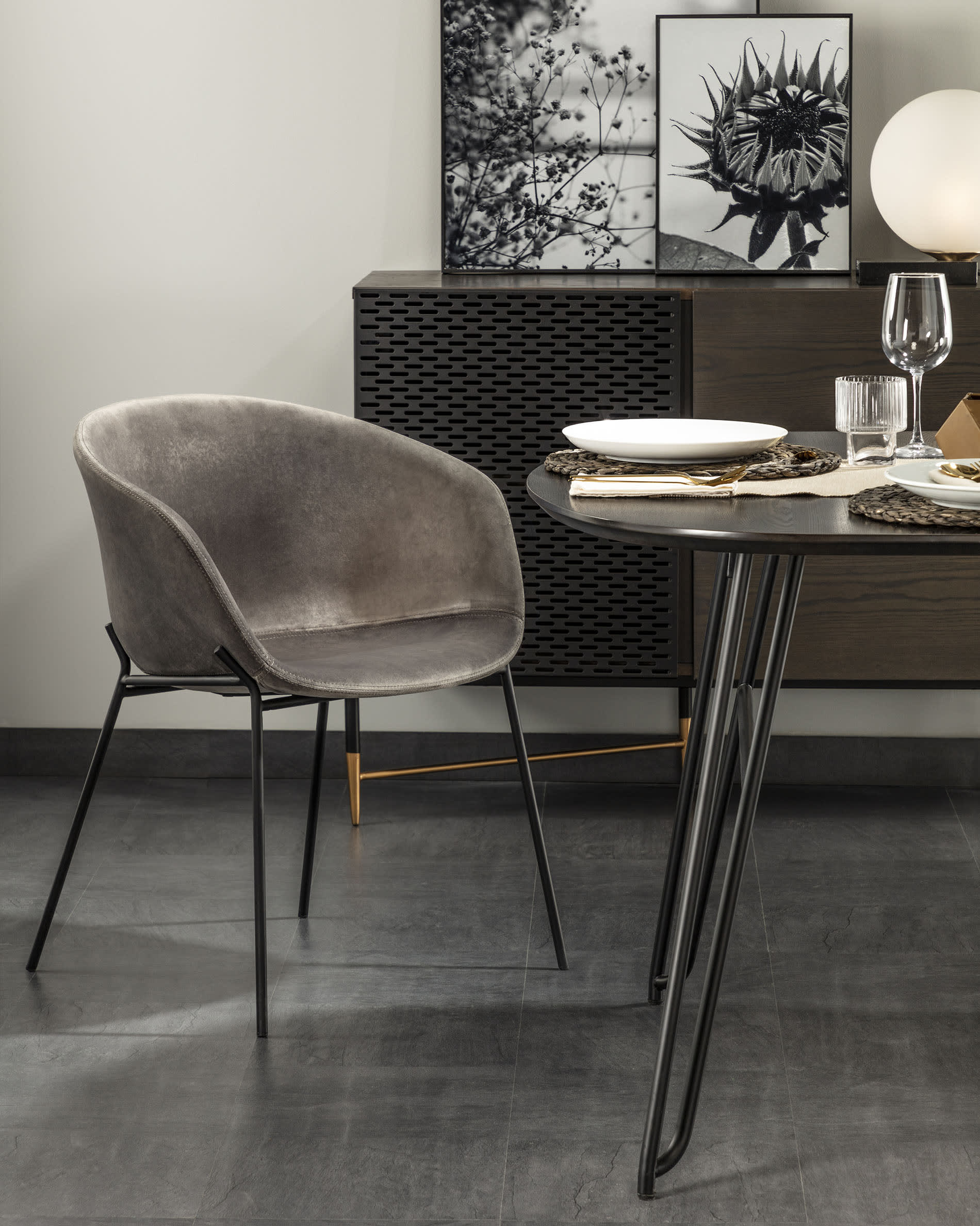 Erleben Sie den Milian Tisch: Flexibel ausziehbar von 170 auf 320 cm, mit elegantem Eschenfurnier und stabilen Stahlbeinen – perfekt für jedes Dinner.