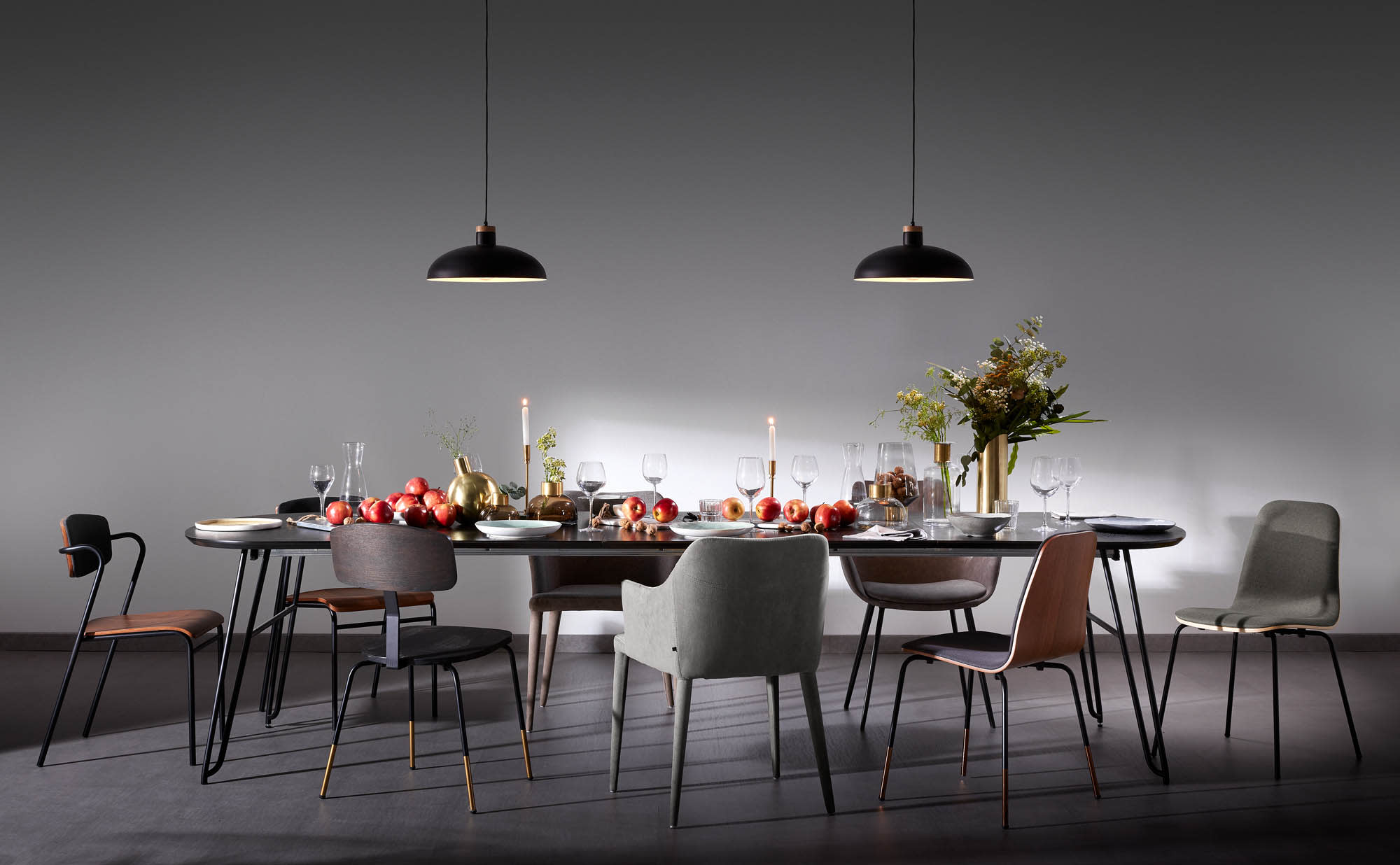 Moderner ausziehbarer Tisch Milian, 170-320 cm, Eschenfurnier, schwarze Stahlbeine, ideal für stilvolle Esszimmer.