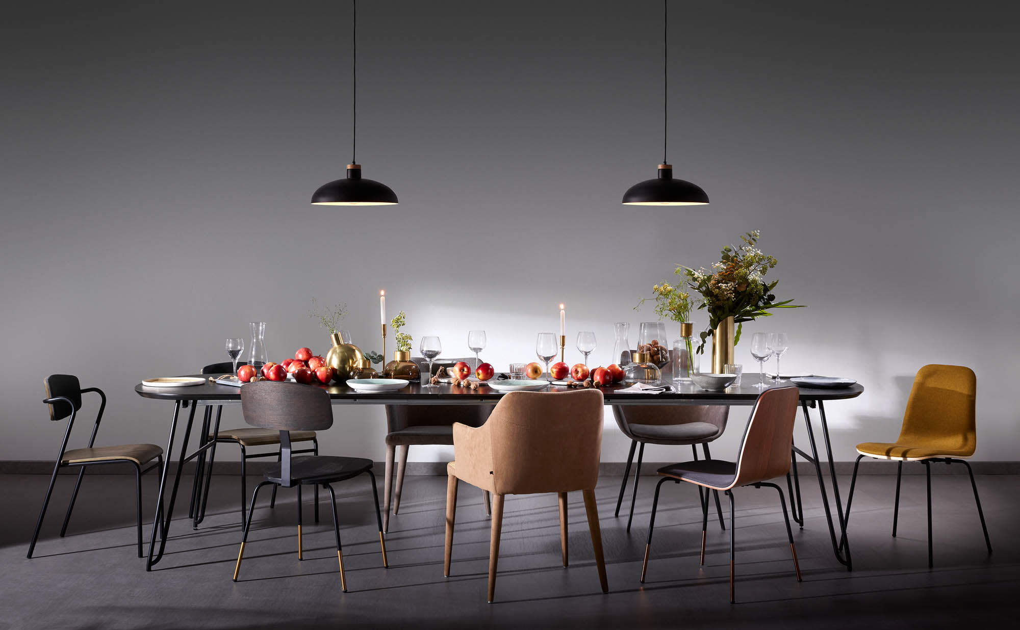 Eleganter Tisch Milian, ausziehbar von 170 bis 320 cm, Eschenfurnier, schwarze Stahlbeine, perfekt für moderne Esszimmer.