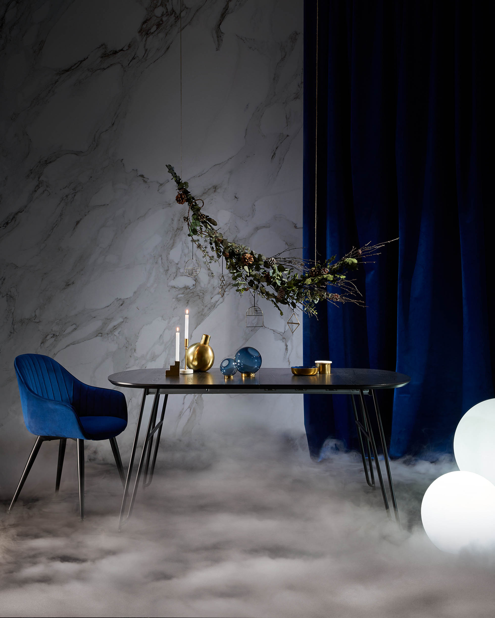 Eleganter Tisch Milian, ausziehbar von 170 bis 320 cm, Eschenfurnier, schwarze Stahlbeine, perfekt für moderne Esszimmer.