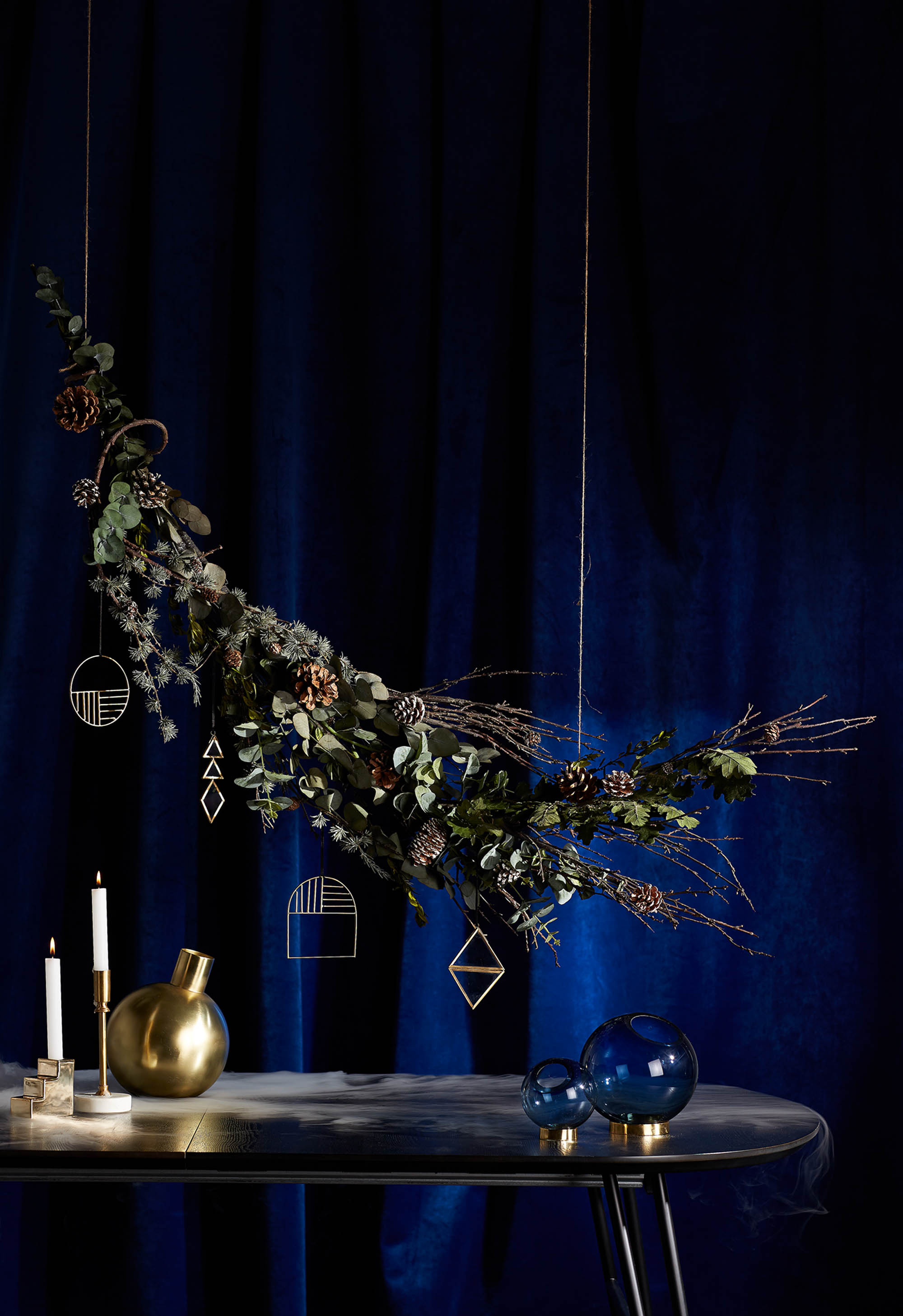 Moderner ausziehbarer Tisch Milian, 170-320 cm, Eschenfurnier, schwarze Stahlbeine, ideal für stilvolle Esszimmer.