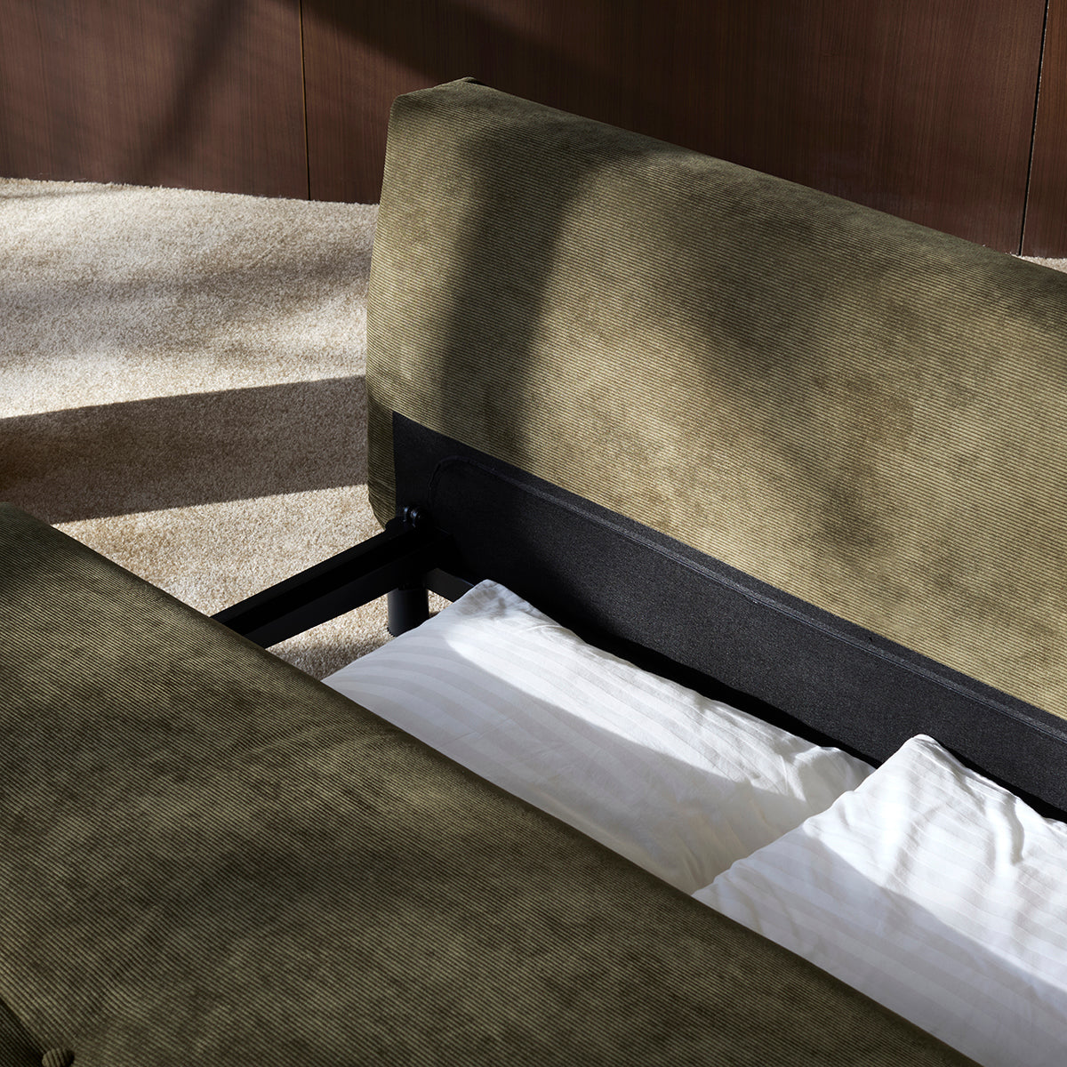 Nabli Schlafsofa in 316 Cordufine Pine Green präsentiert im Onlineshop von KAQTU Design AG. Bettsofa ist von Innovation Living