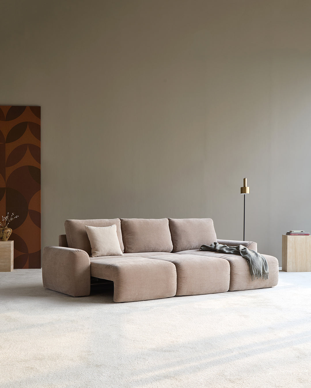 Norum Schlafsofa mit Chaiselongue und Chunky-Armlehnen in 417 Esina Mocha präsentiert im Onlineshop von KAQTU Design AG. Bettsofa rechts ist von Innovation Living