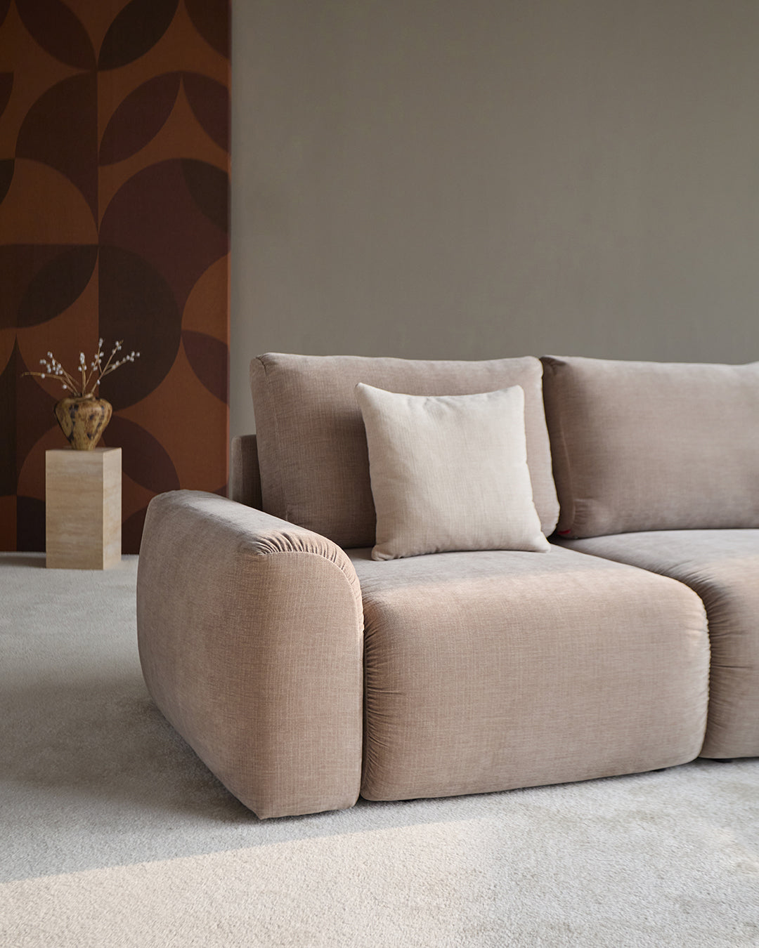 Norum Schlafsofa mit Chaiselongue und Chunky-Armlehnen in 417 Esina Mocha präsentiert im Onlineshop von KAQTU Design AG. Bettsofa rechts ist von Innovation Living