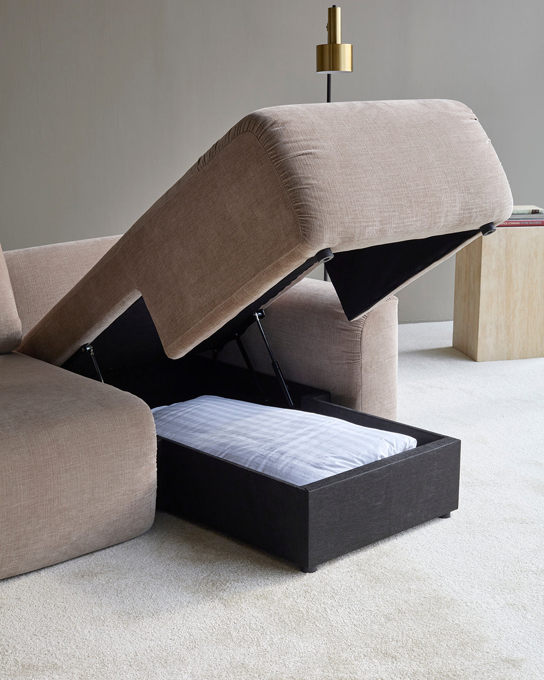 Norum Schlafsofa mit Chaiselongue und Chunky-Armlehnen in 417 Esina Mocha präsentiert im Onlineshop von KAQTU Design AG. Bettsofa rechts ist von Innovation Living