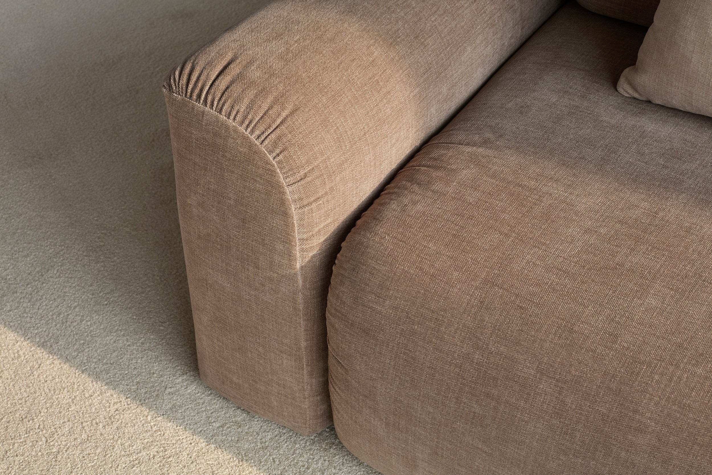 Norum Schlafsofa mit Chaiselongue und Chunky-Armlehnen in 417 Esina Mocha präsentiert im Onlineshop von KAQTU Design AG. Bettsofa rechts ist von Innovation Living