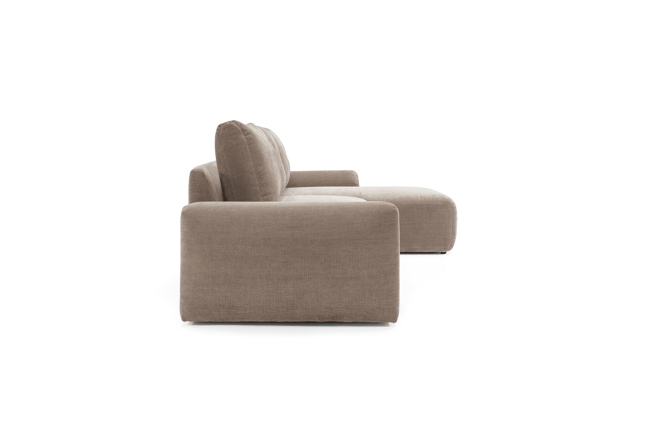 Norum Schlafsofa mit Chaiselongue und Chunky-Armlehnen in 417 Esina Mocha präsentiert im Onlineshop von KAQTU Design AG. Bettsofa rechts ist von Innovation Living