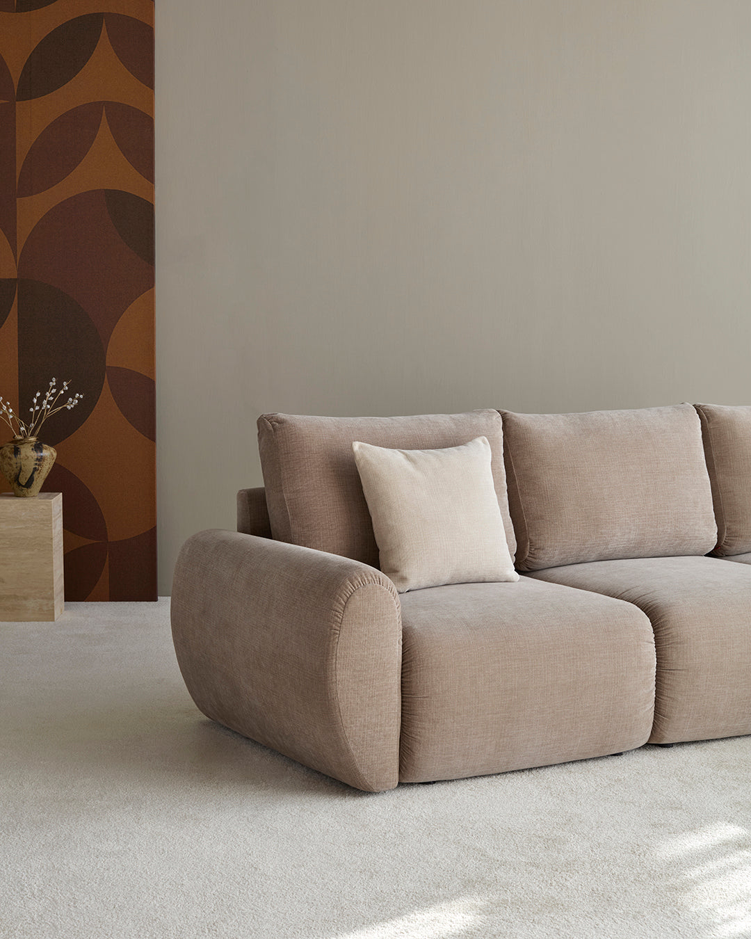 Norum Schlafsofa mit Chaiselongue und Curve-Armlehnen in 417 Esina Mocha präsentiert im Onlineshop von KAQTU Design AG. Bettsofa rechts ist von Innovation Living