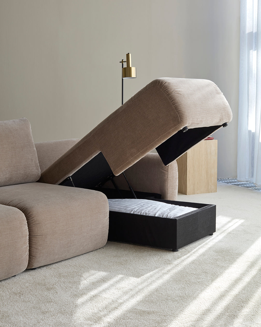Norum Schlafsofa mit Chaiselongue und Curve-Armlehnen in 417 Esina Mocha präsentiert im Onlineshop von KAQTU Design AG. Bettsofa rechts ist von Innovation Living