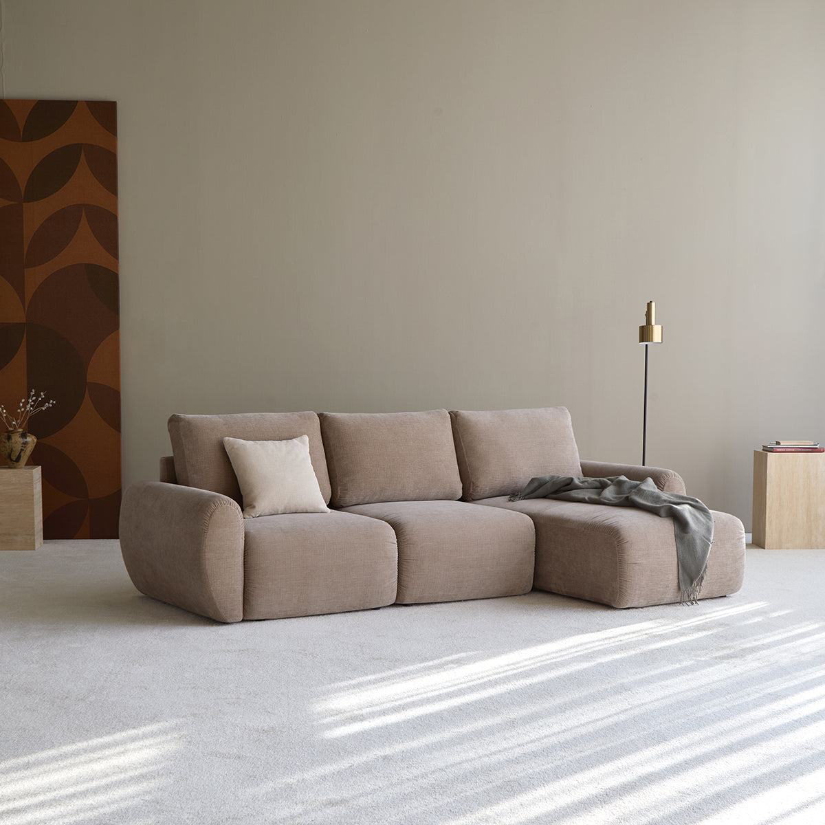 Norum Schlafsofa mit Chaiselongue und Curve-Armlehnen in 417 Esina Mocha präsentiert im Onlineshop von KAQTU Design AG. Bettsofa rechts ist von Innovation Living