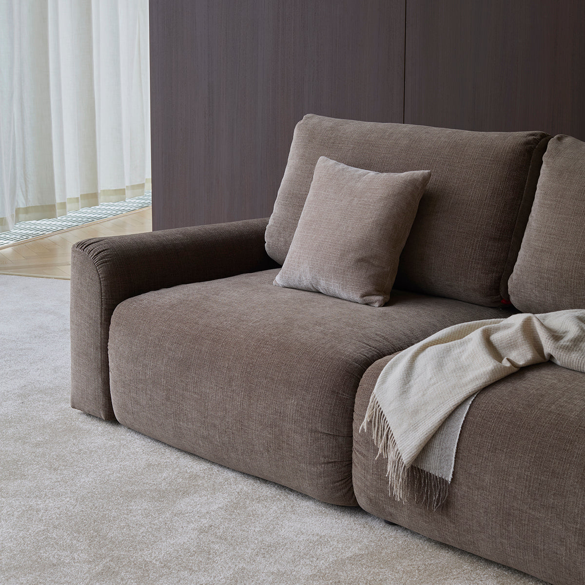 Norum Schlafsofa mit Chunky-Armlehnen in 411 Esina Cedar Brown präsentiert im Onlineshop von KAQTU Design AG. Bettsofa ist von Innovation Living