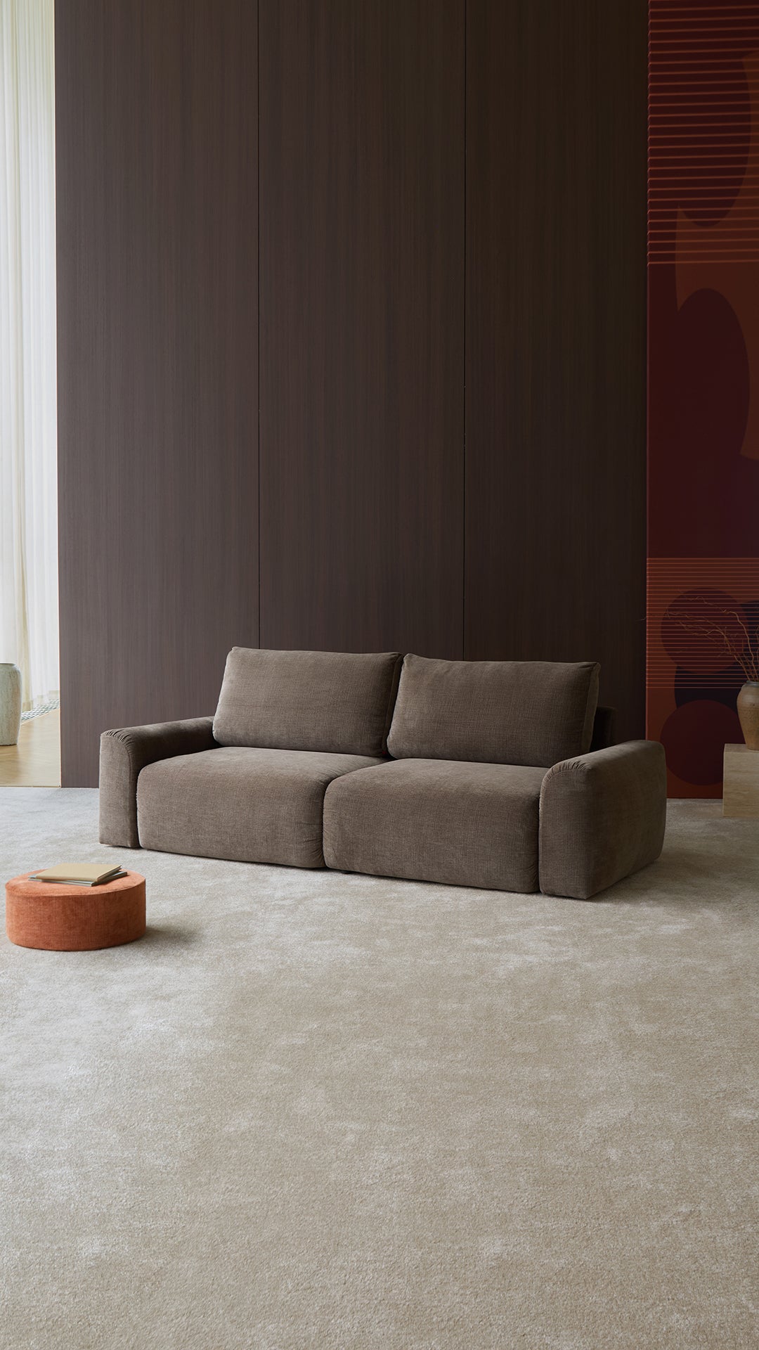 Norum Schlafsofa mit Chunky-Armlehnen in 411 Esina Cedar Brown präsentiert im Onlineshop von KAQTU Design AG. Bettsofa ist von Innovation Living