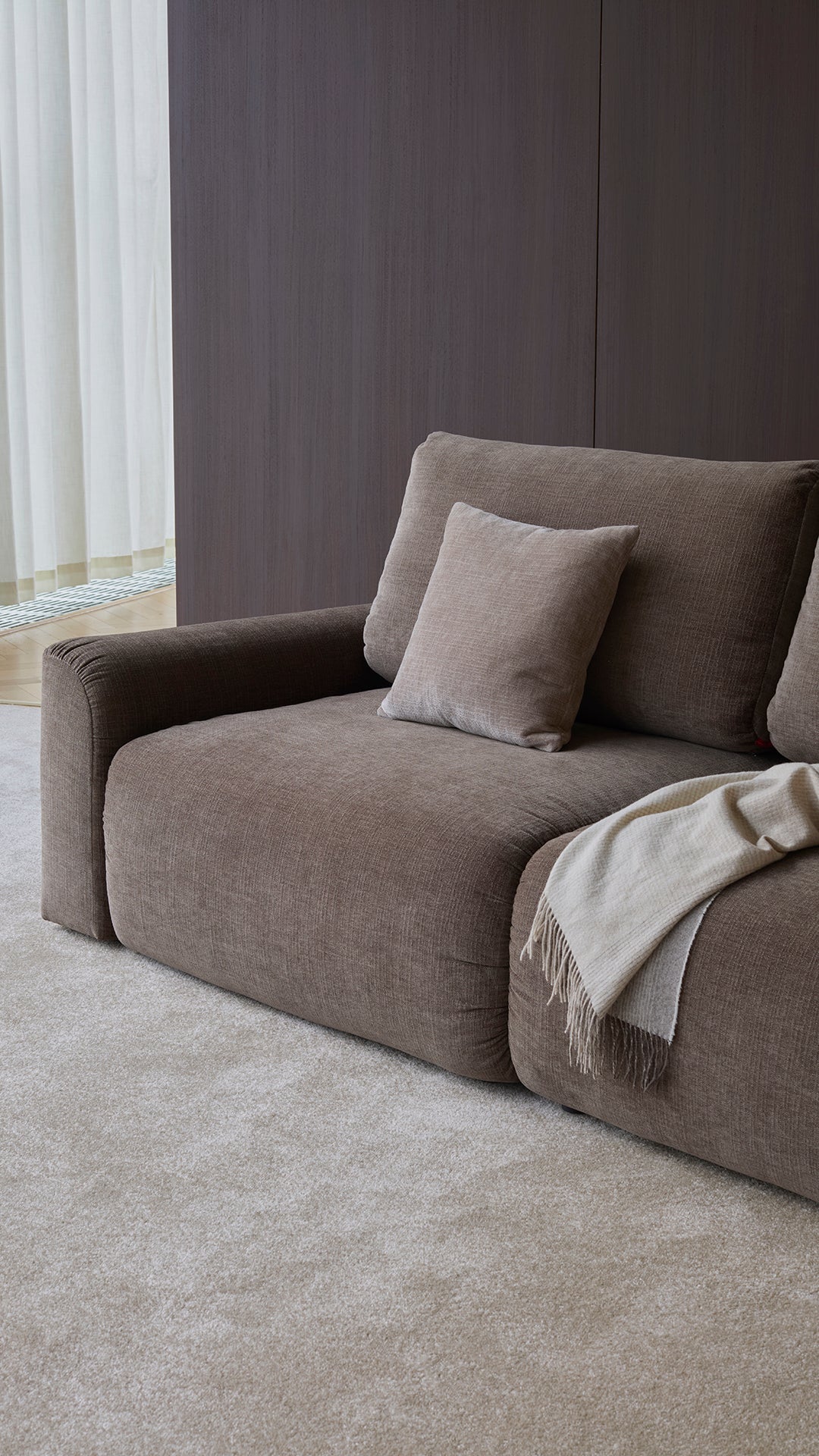 Norum Schlafsofa mit Chunky-Armlehnen in 411 Esina Cedar Brown präsentiert im Onlineshop von KAQTU Design AG. Bettsofa ist von Innovation Living