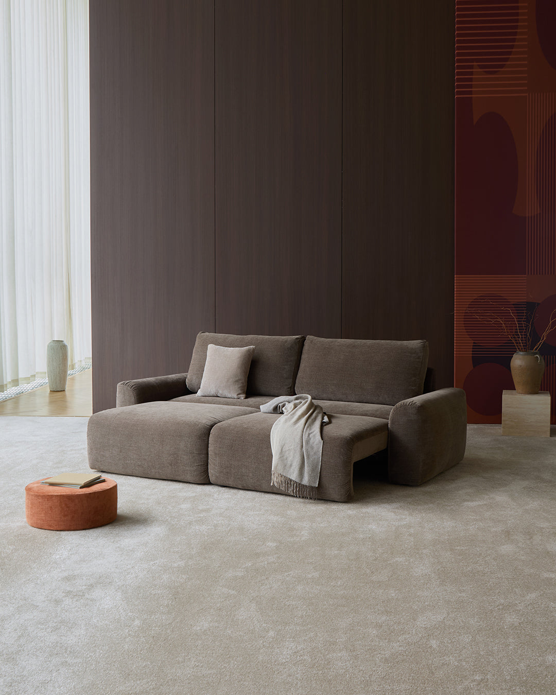 Norum Schlafsofa mit Chunky-Armlehnen in 411 Esina Cedar Brown präsentiert im Onlineshop von KAQTU Design AG. Bettsofa ist von Innovation Living