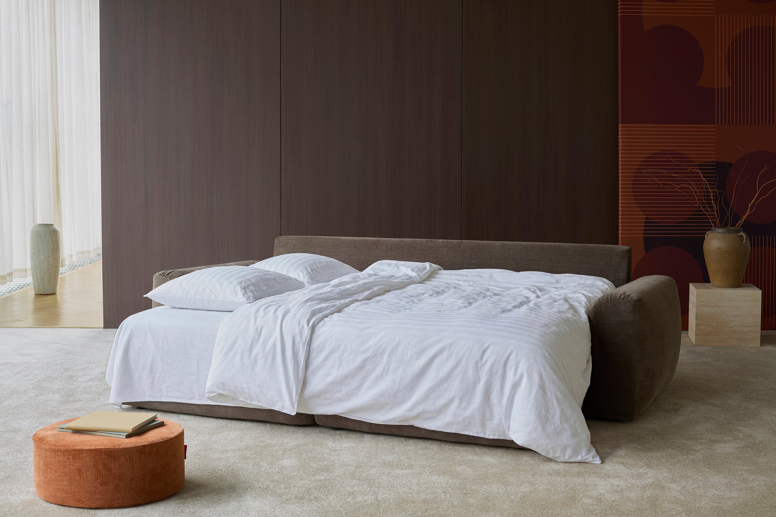 Norum Schlafsofa mit Chunky-Armlehnen in 411 Esina Cedar Brown präsentiert im Onlineshop von KAQTU Design AG. Bettsofa ist von Innovation Living