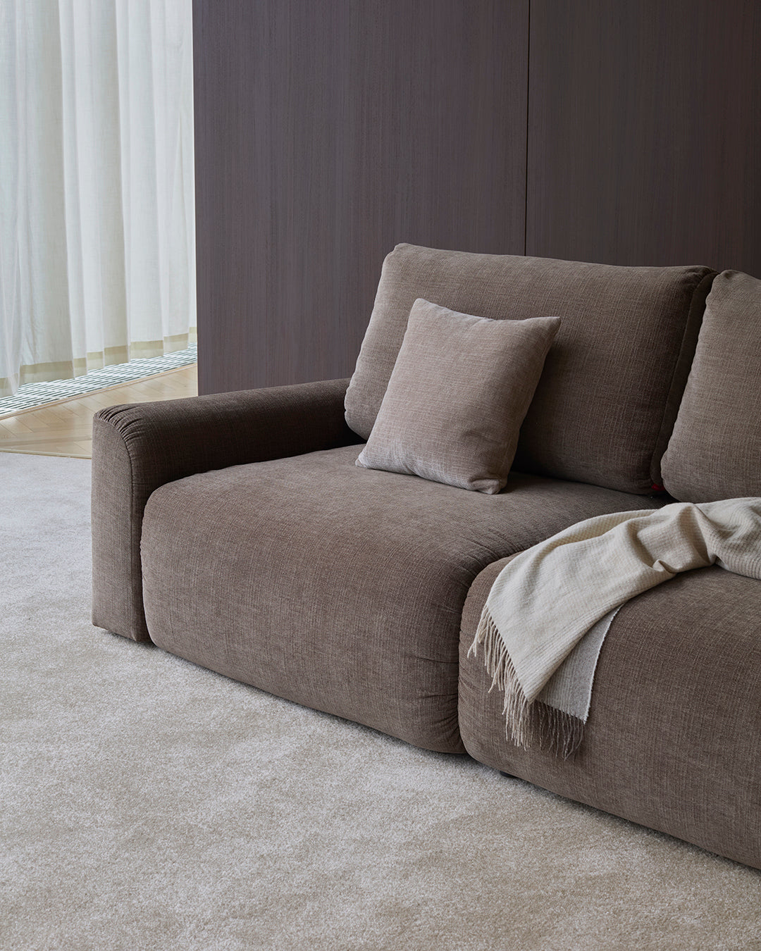 Norum Schlafsofa mit Chunky-Armlehnen in 411 Esina Cedar Brown präsentiert im Onlineshop von KAQTU Design AG. Bettsofa ist von Innovation Living