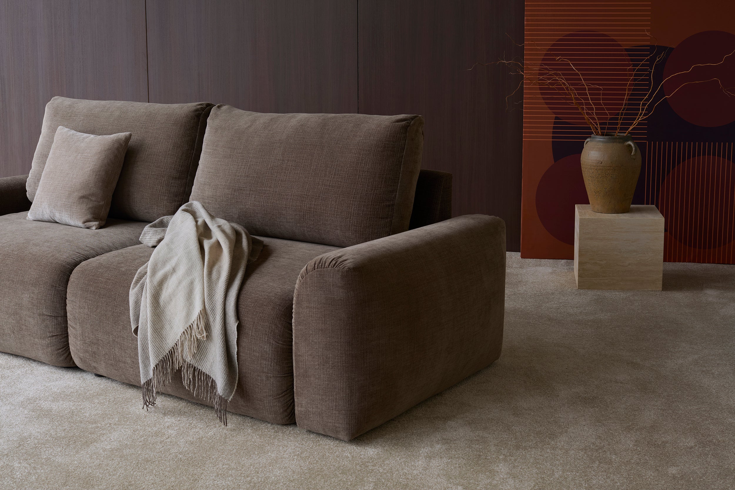 Norum Schlafsofa mit Chunky-Armlehnen in 411 Esina Cedar Brown präsentiert im Onlineshop von KAQTU Design AG. Bettsofa ist von Innovation Living
