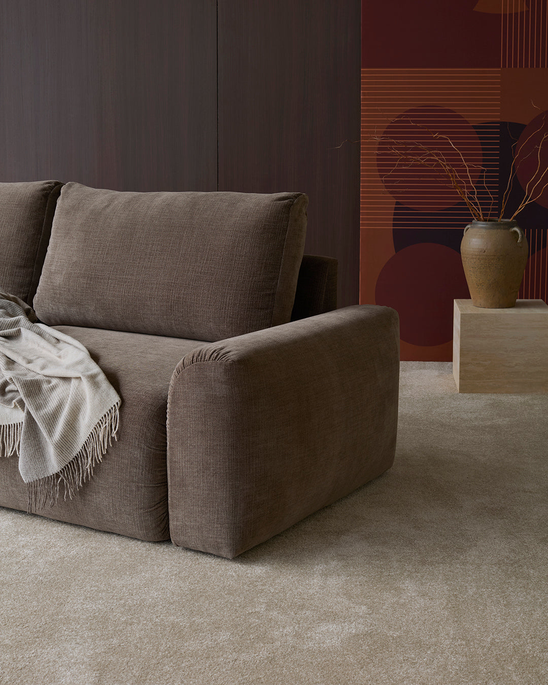Norum Schlafsofa mit Chunky-Armlehnen in 411 Esina Cedar Brown präsentiert im Onlineshop von KAQTU Design AG. Bettsofa ist von Innovation Living