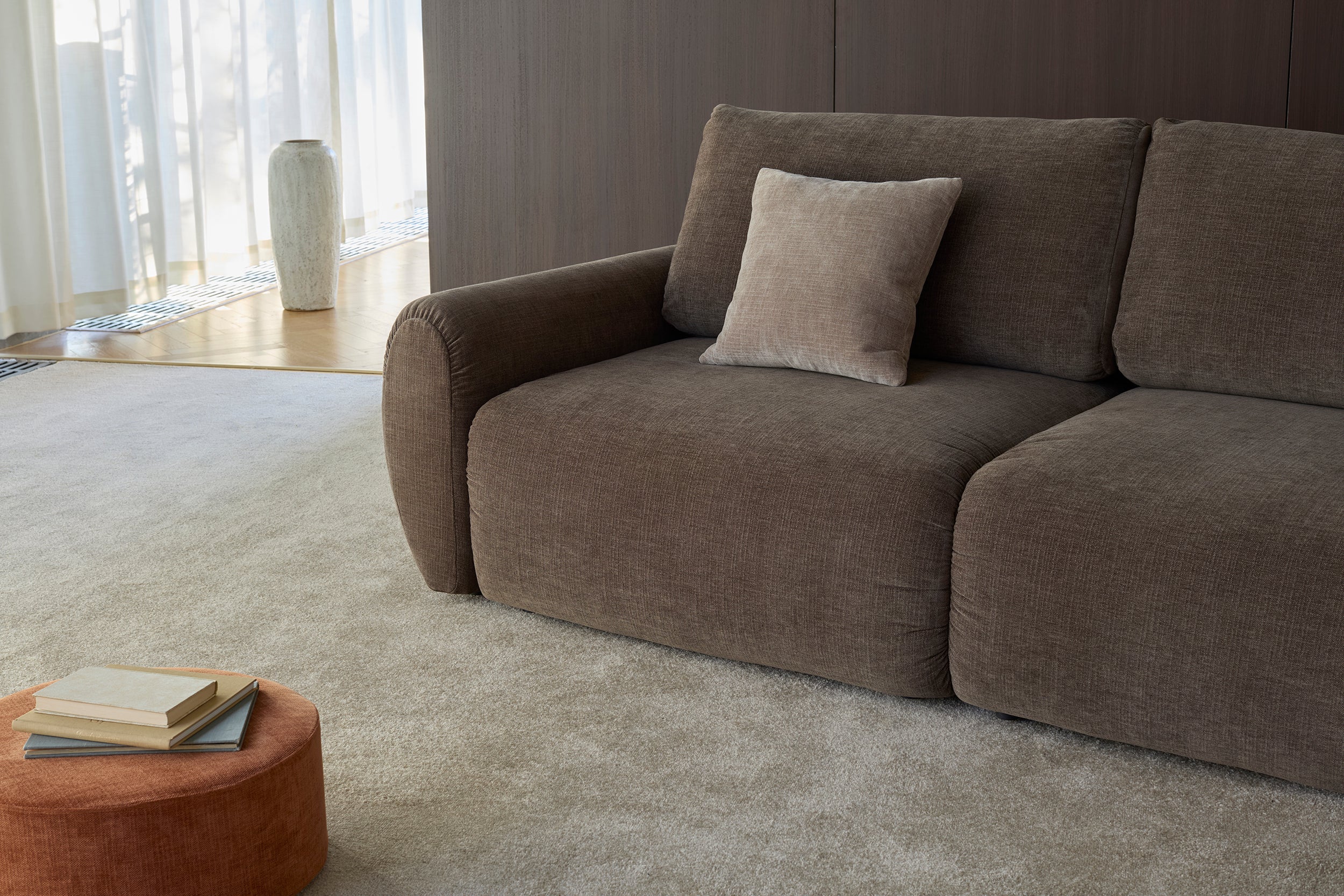 Norum Schlafsofa mit Curve-Armlehnen in 411 Esina Cedar Brown präsentiert im Onlineshop von KAQTU Design AG. Bettsofa ist von Innovation Living