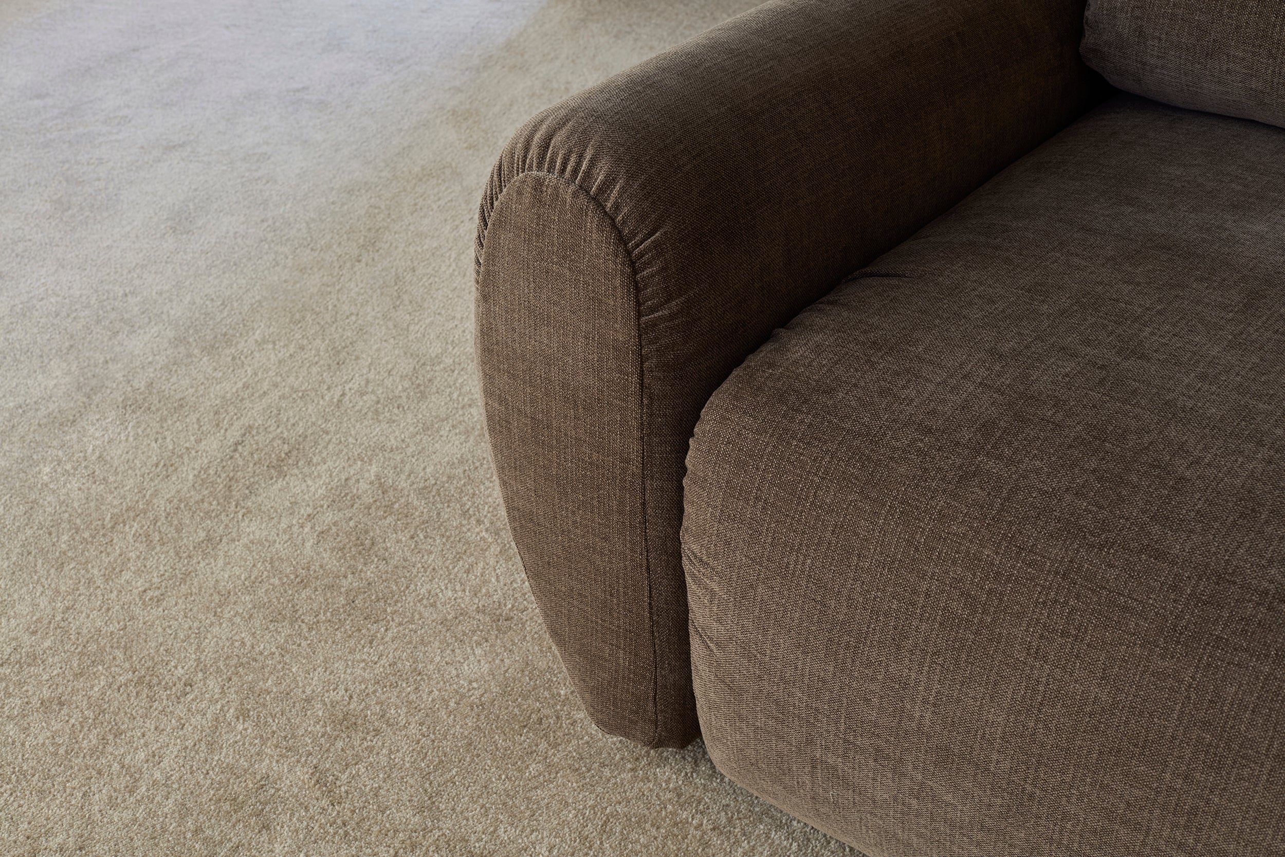 Norum Schlafsofa mit Curve-Armlehnen in 411 Esina Cedar Brown präsentiert im Onlineshop von KAQTU Design AG. Bettsofa ist von Innovation Living