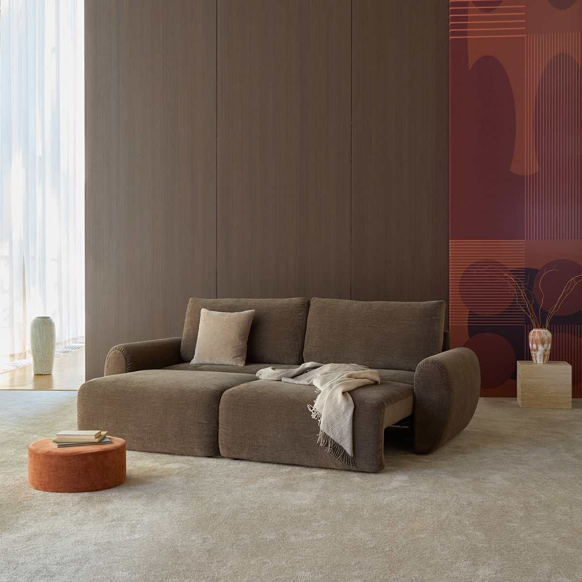 Norum Schlafsofa mit Curve-Armlehnen in 411 Esina Cedar Brown präsentiert im Onlineshop von KAQTU Design AG. Bettsofa ist von Innovation Living