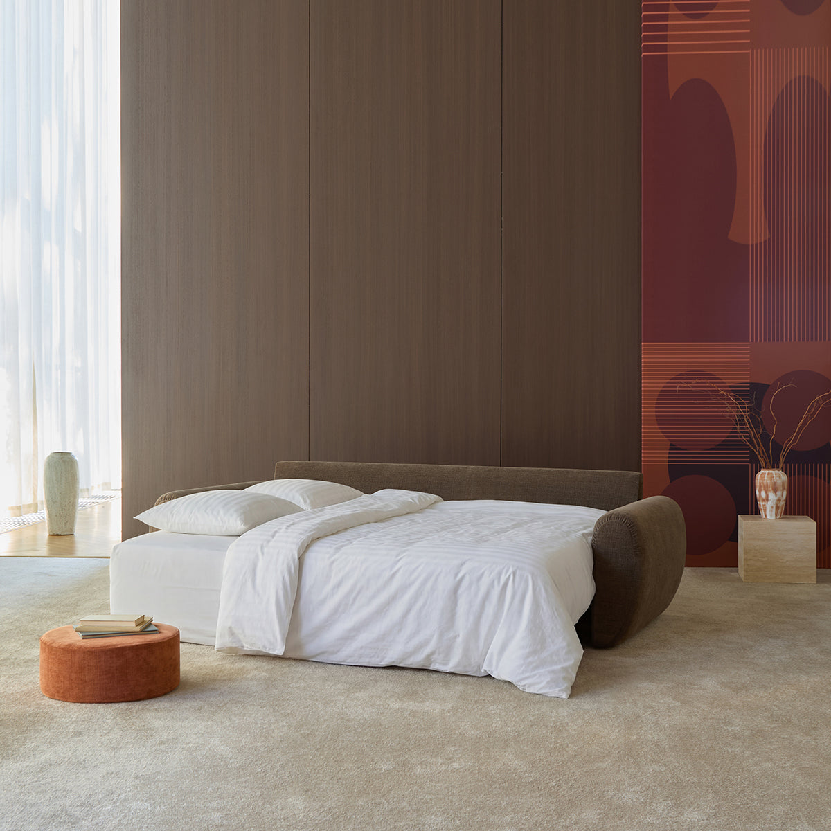 Norum Schlafsofa mit Curve-Armlehnen in 411 Esina Cedar Brown präsentiert im Onlineshop von KAQTU Design AG. Bettsofa ist von Innovation Living