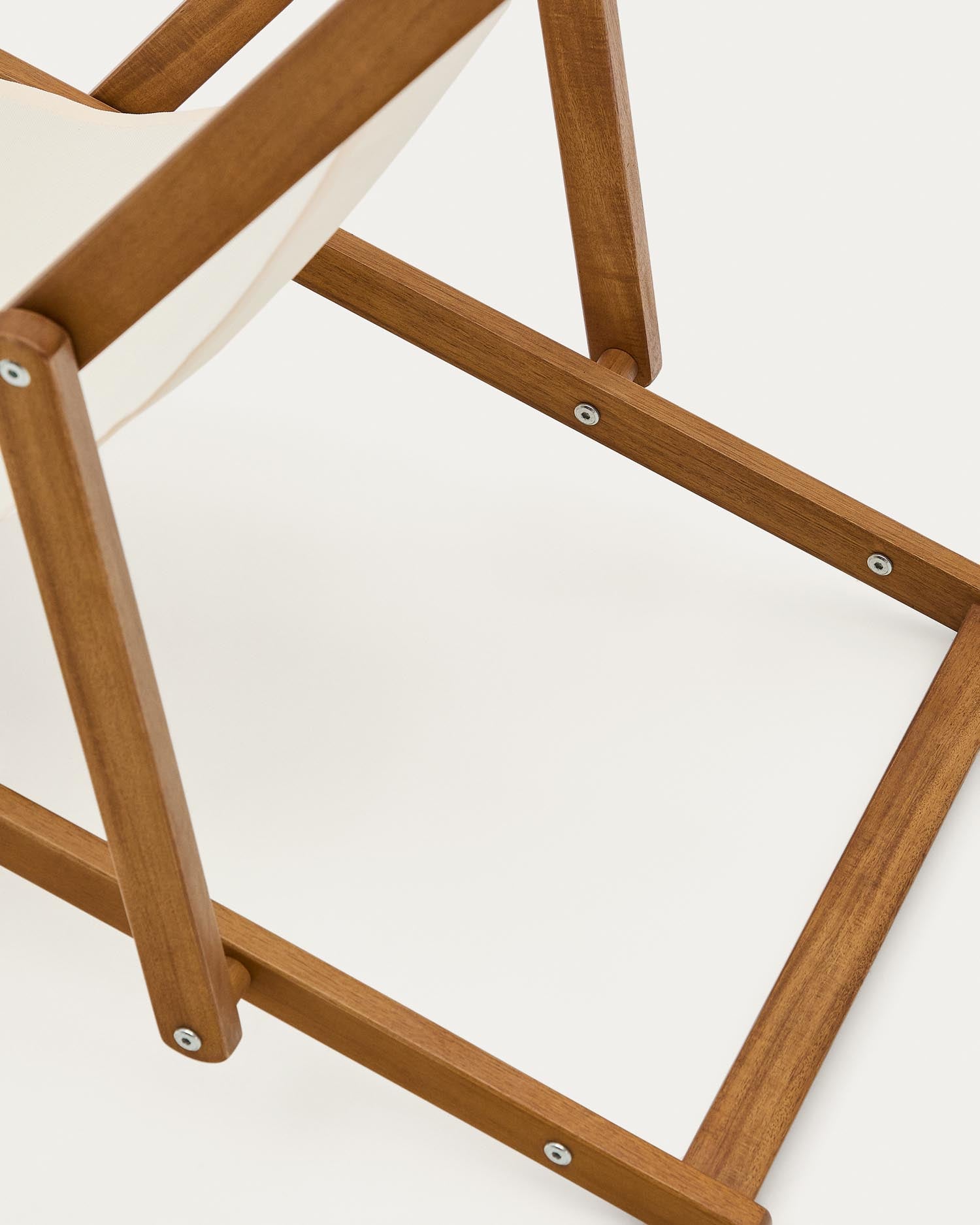 Der klappbare Outdoor-Liegestuhl Adredna für Kinder in Beige aus FSC-zertifiziertem Akazienholz bietet Komfort und Stil für entspannte Momente im Freien.